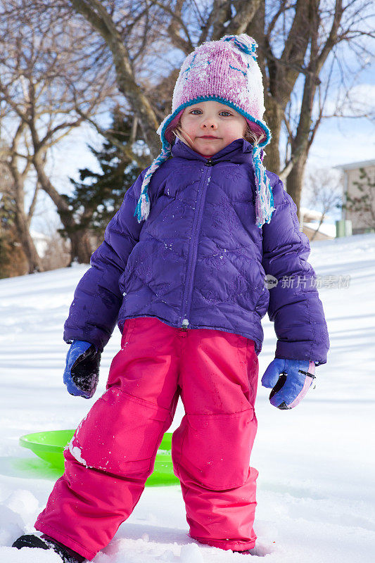 小女孩在雪地上玩