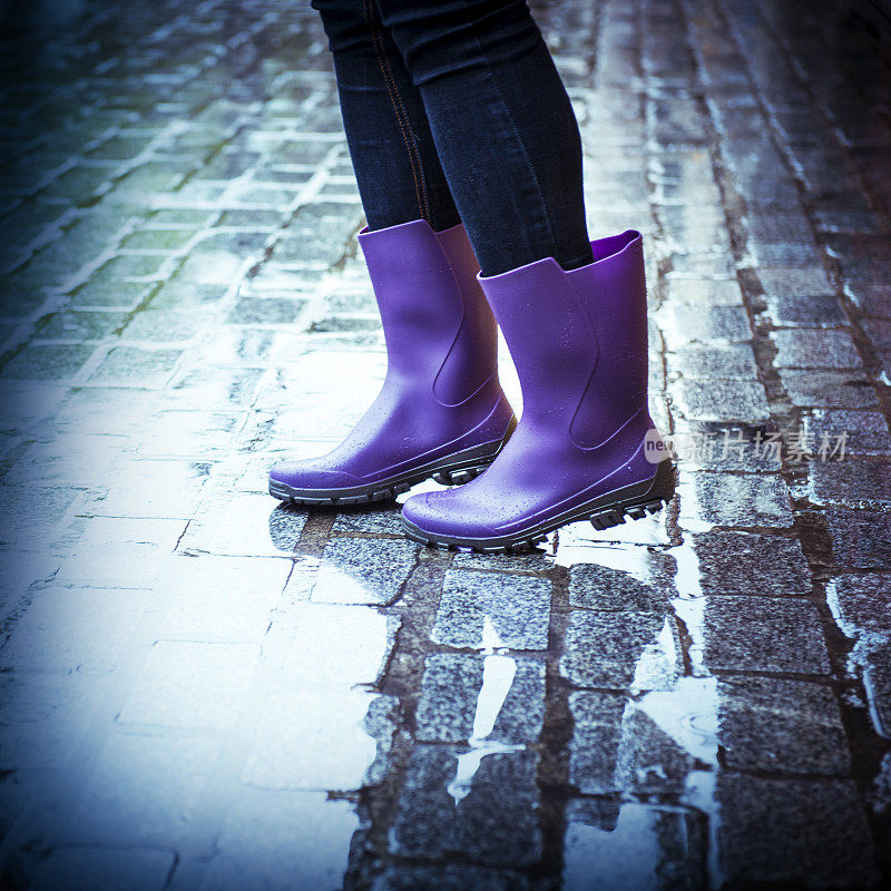 下雨天:紫色套鞋走在城市里
