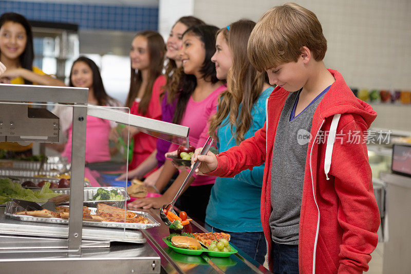 中学生在自助餐厅午餐时选择健康食品