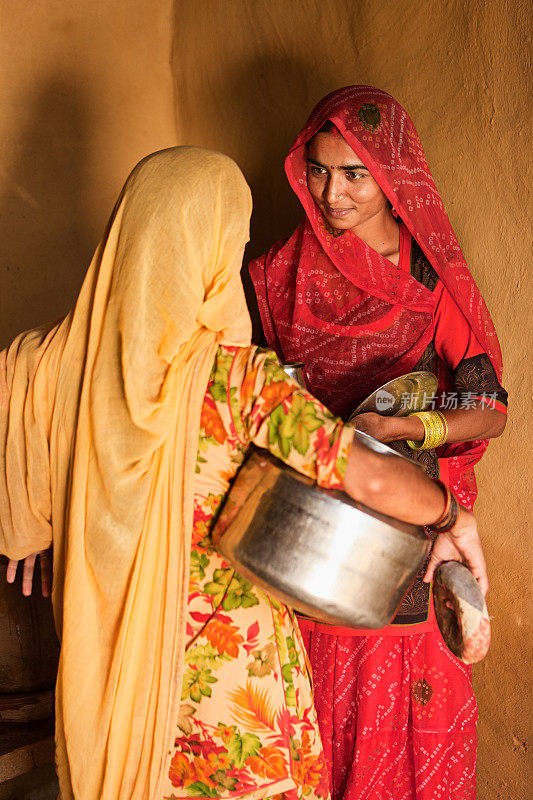 穿着传统服装的印度妇女互相交谈