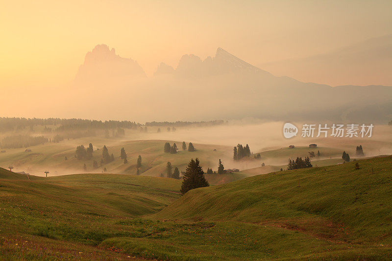 黎明时分，埃尔佩在吹口哨的Dolomiti，群山在雾中起伏。