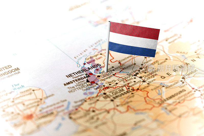 荷兰用旗帜钉在地图上