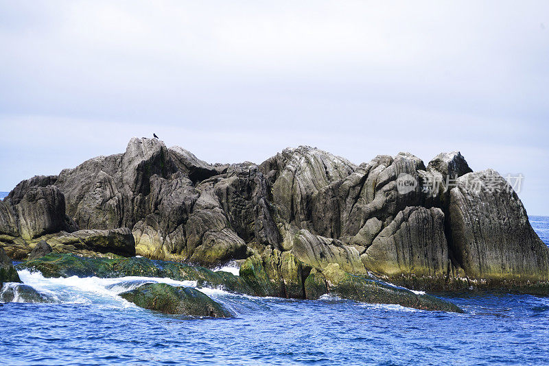日本北海道，知床半岛海岸附近的岩石