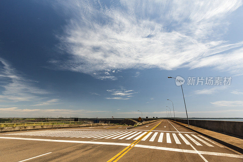 伊泰普大坝岸边的空旷道路