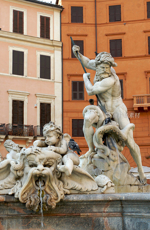 海王星喷泉旁边的雕像。