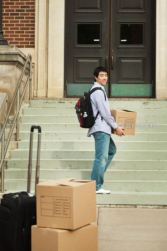亚洲青年学生搬进大学校园宿舍佛蒙特