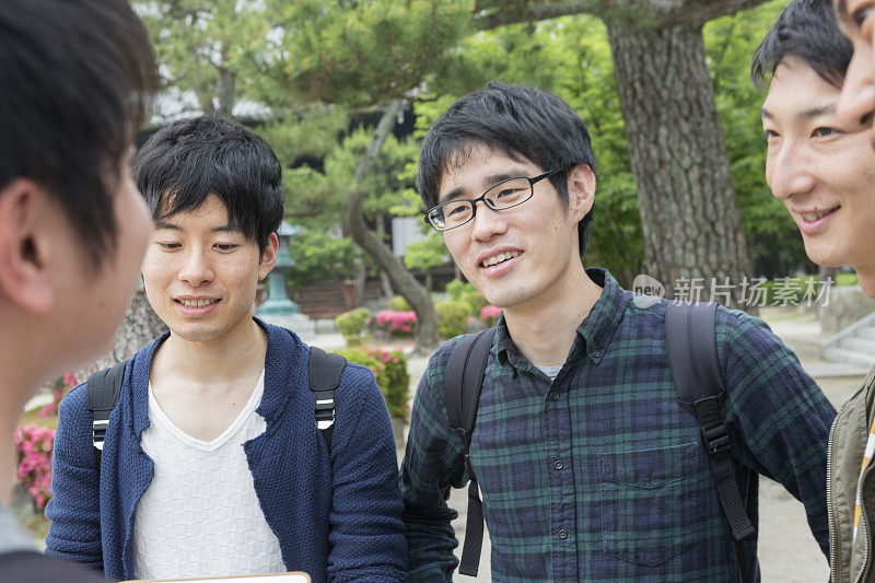 日本学生在日本京都与朋友同班同学聊天