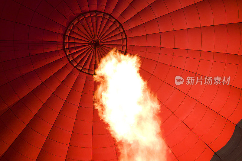 前景中有巨大火焰的热气球