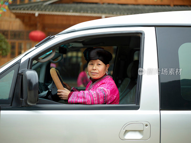 中国少数民族瑶族妇女开车