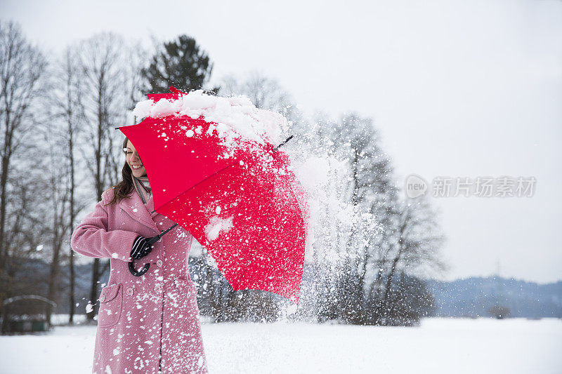 可爱的年轻女子被雪球砸中了