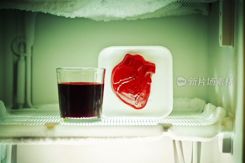 人类的心脏和一杯新鲜的血液