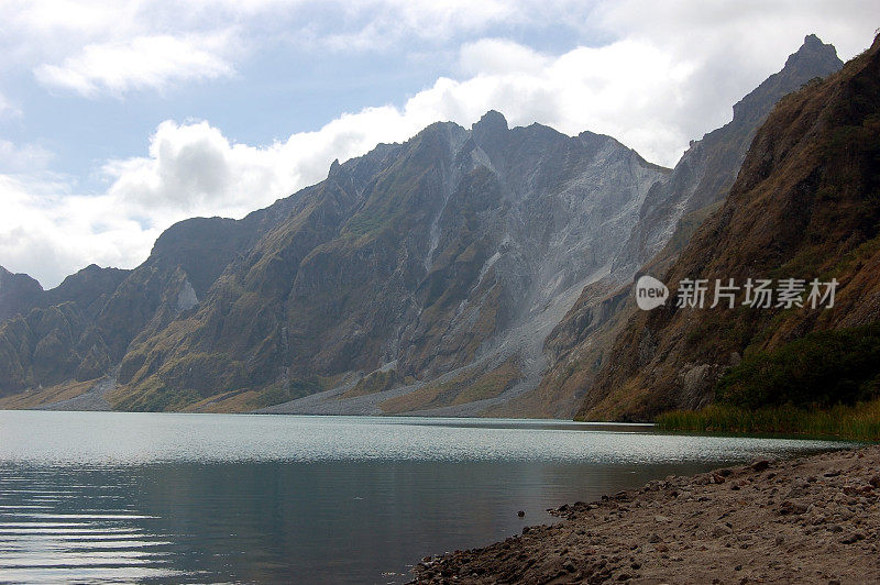 Pinatubo蓝色火山湖，菲律宾