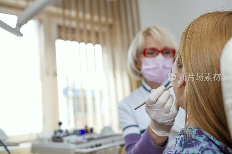 牙医治疗女人的牙齿