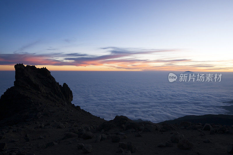 乞力马扎罗山的日落，与梅鲁山