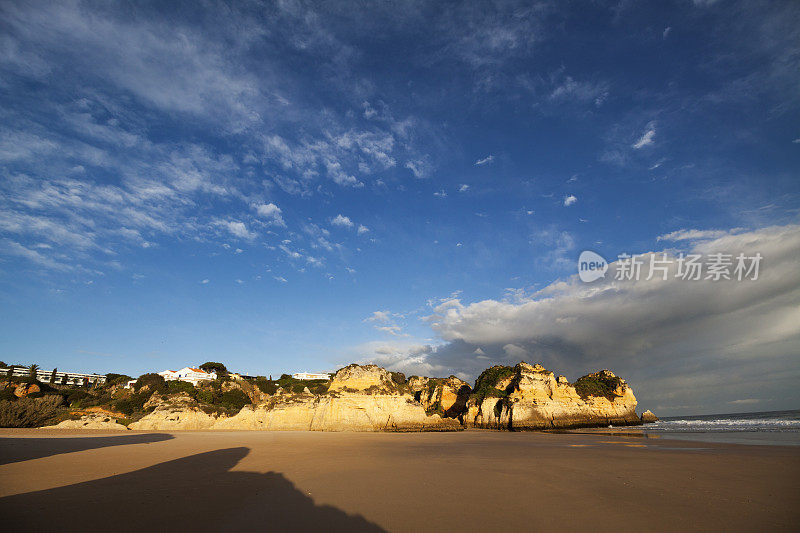 阿尔加维海滩，岩石悬崖，大海和天空