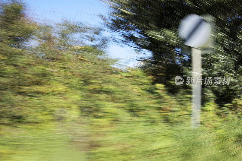 有国家限速标志的乡村道路上超速行驶的一侧