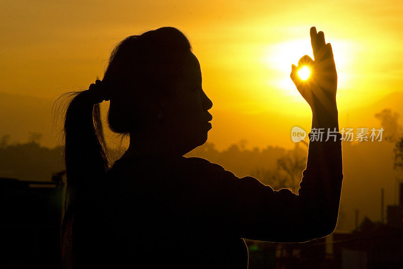 女人捕获太阳