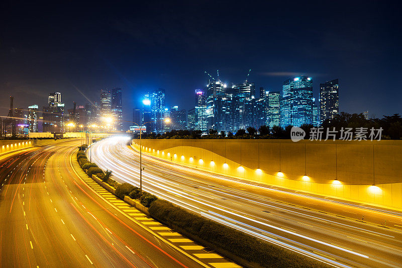 夜晚，现代城市附近高速公路上繁忙的交通