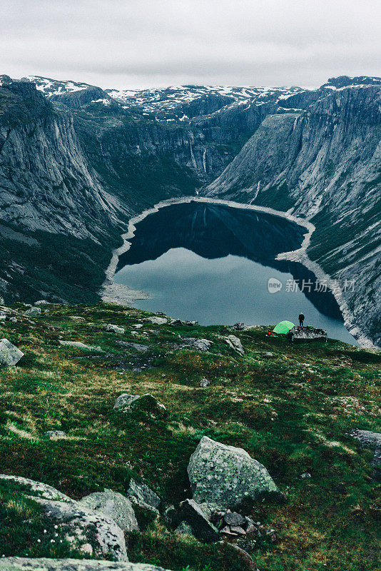 帐篷在山