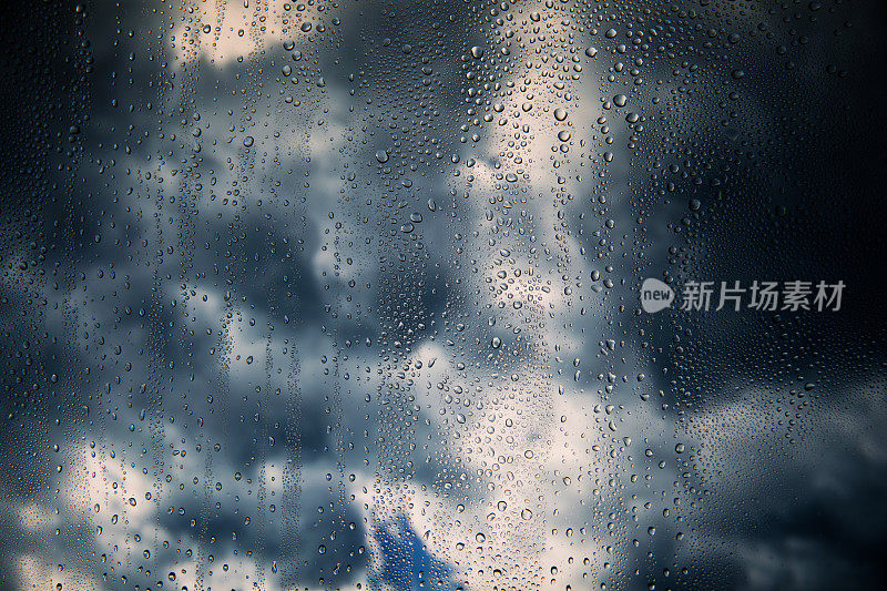 阴雨霏霏的天空中飘着乌云