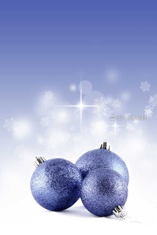 三个圣诞球。蓝色背景。
