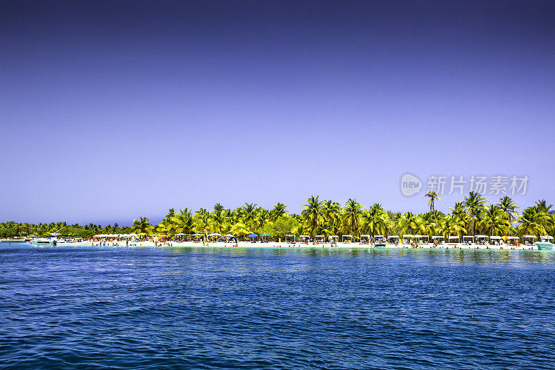 加勒比海热带岛屿海滩上的人们