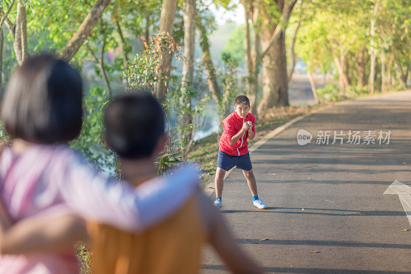 家庭运动快乐活跃的母亲和孩子在户外慢跑，在森林里跑步