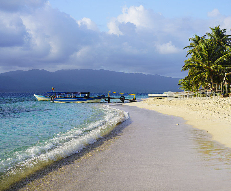 巴拿马加勒比海纳兰霍岛海滩上的小船