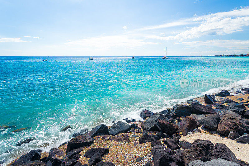 海浪拍打着岩石。