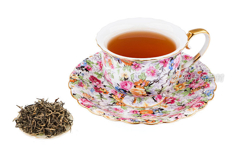花茶杯与红茶和孤立的白色背景与深锐利的焦点