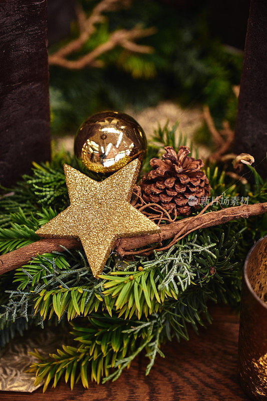 圣诞装饰，复古的外观:星星周围的松杉和锥形