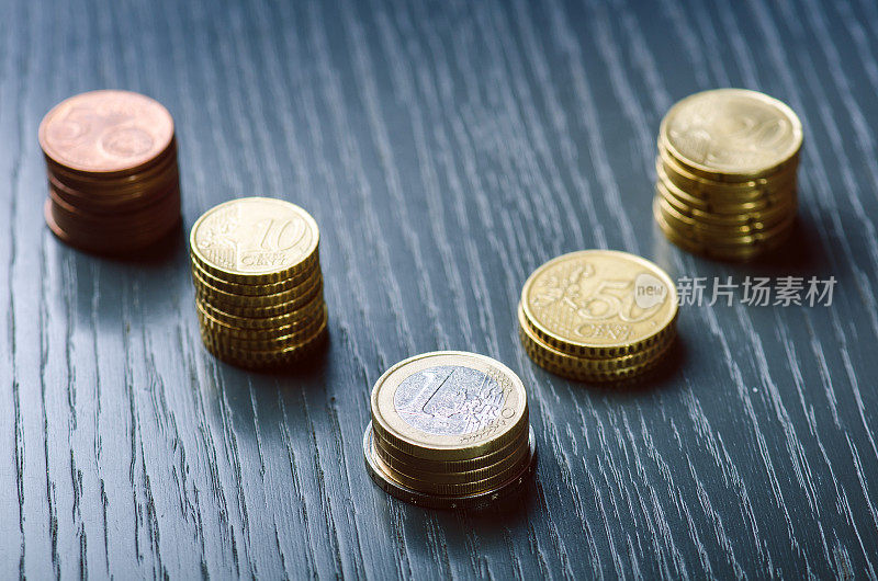 欧元的钱。硬币被孤立在一个黑色的背景上。欧洲货币。平衡的钱。建筑从硬币。不同价值的硬币