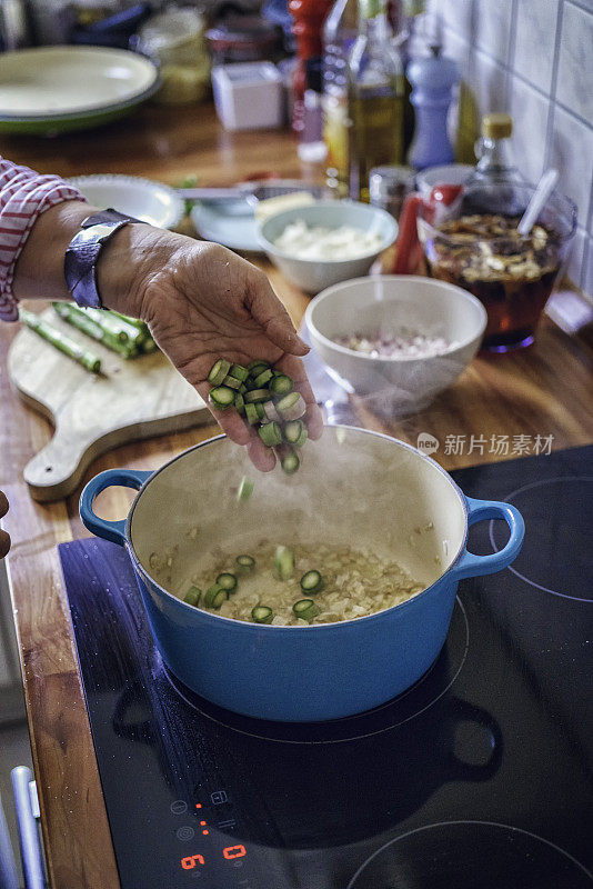 准备绿芦笋豌豆调味饭