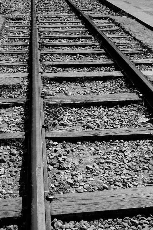 黑白相间的旧铁路