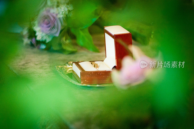 结婚戒指放在一个棕色的首饰盒里
