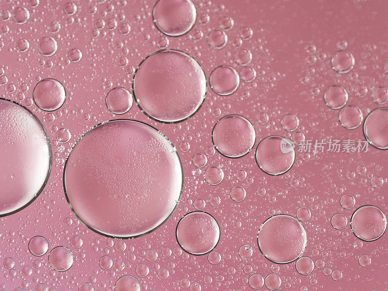 漂亮的粉色油和液体泡沫抽象。