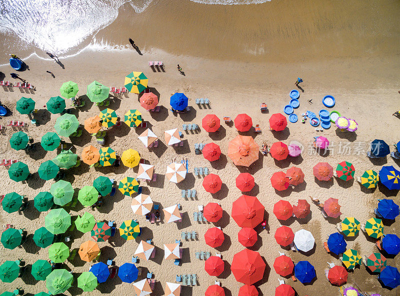 巴西沙滩上五颜六色的雨伞