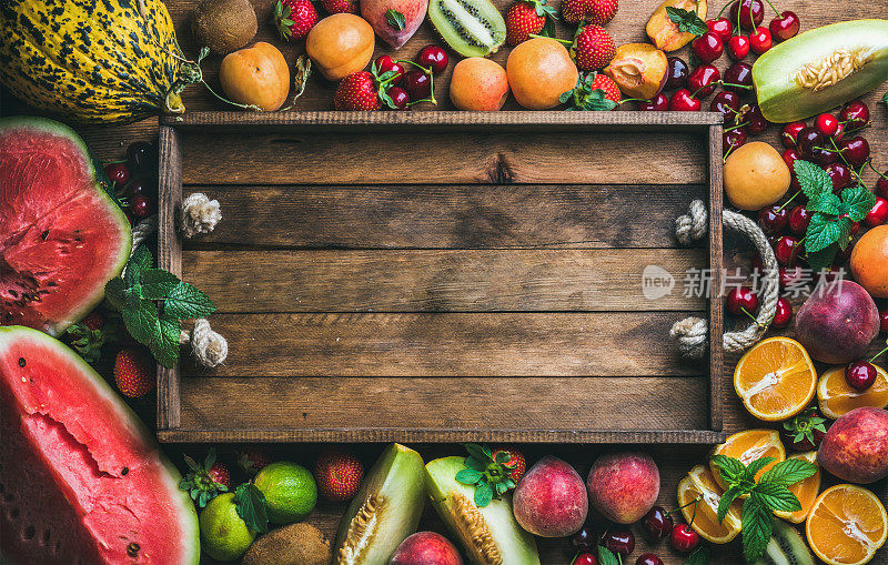 夏季新鲜水果品种与乡村木托盘中心