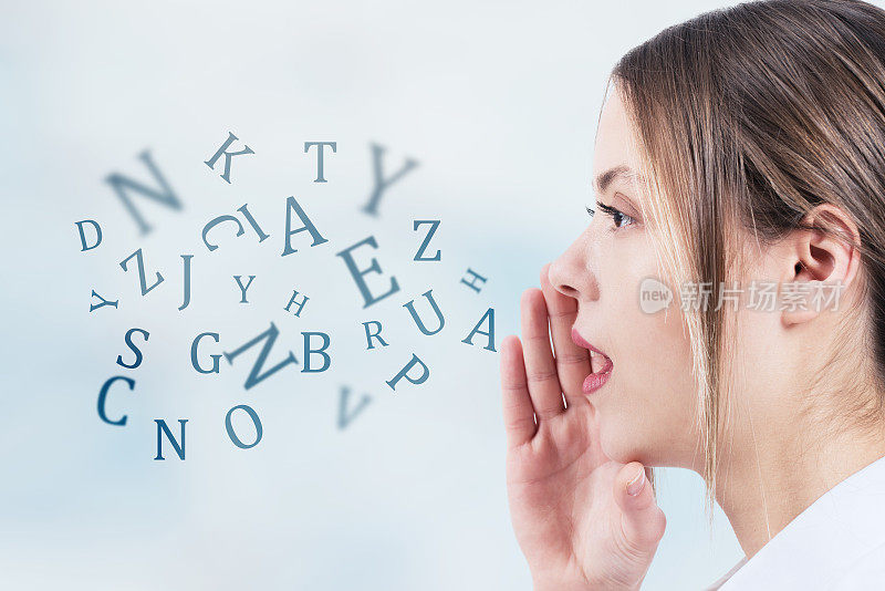 女人说话的时候嘴里还念着字母。沟通的概念
