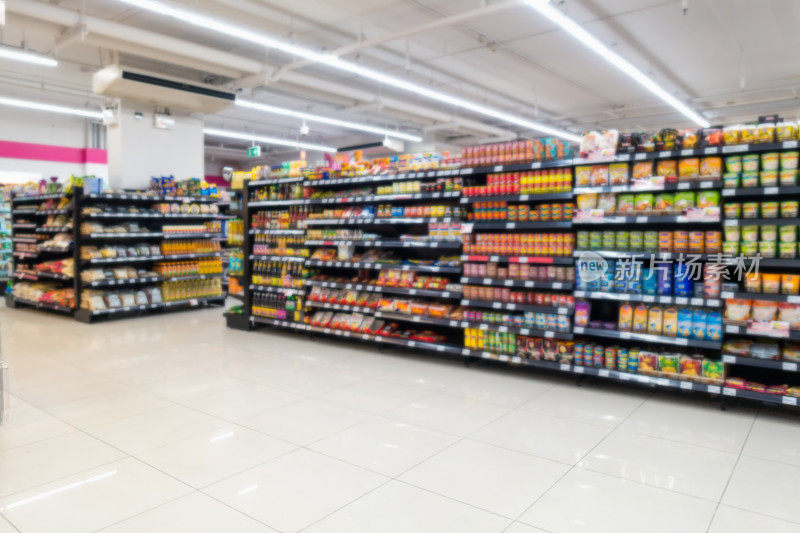 抽象模糊在超市和商品货架上的产品
