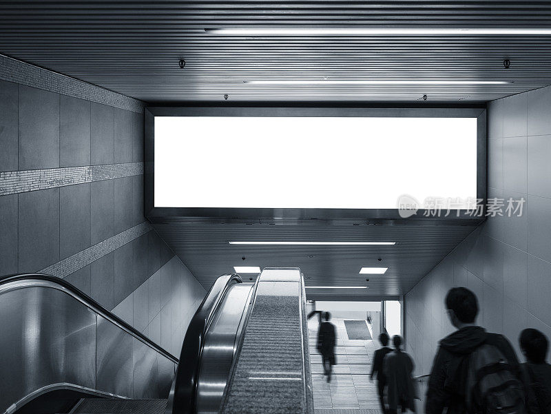 模拟横幅在地铁和自动扶梯的人步行公共建筑