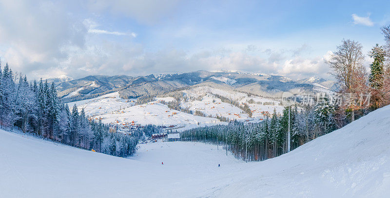 背靠山脉和喀尔巴阡村庄的滑雪坡道