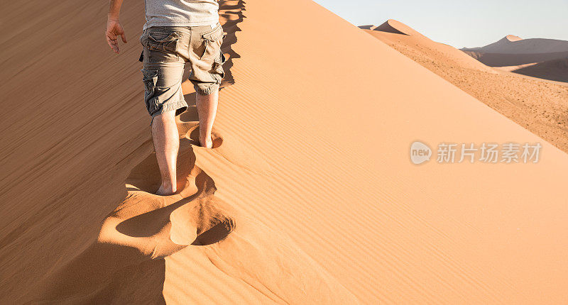孤独的人走在沙丘45在索苏斯瓦莱沙漠-旅游的概念徒步旅行者在纳米比亚著名的地方-冒险旅行旅行非洲奇观在纳米比亚-明亮的自然色调