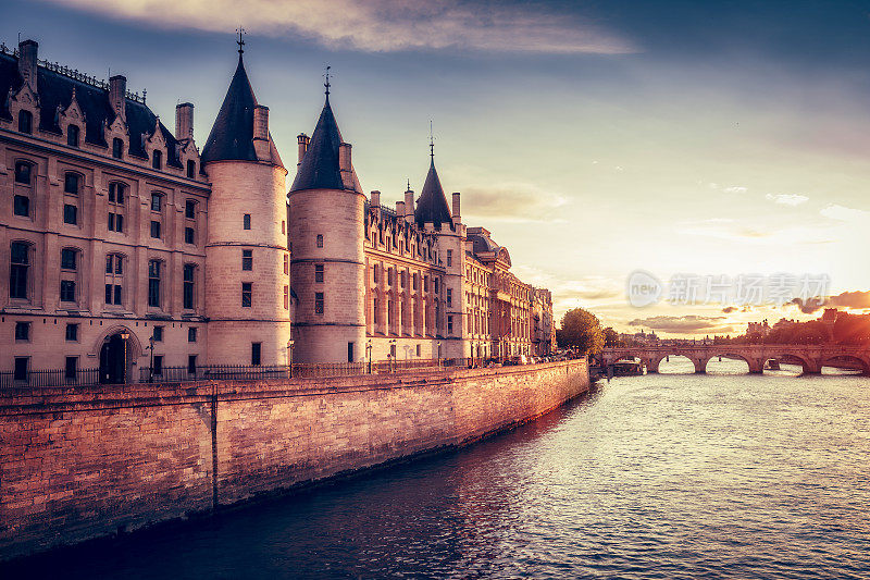 风景优美的法国巴黎，贡赛杰里河和塞纳河。
