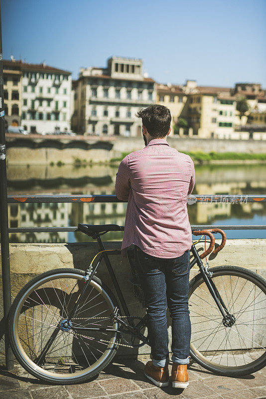 意大利佛罗伦萨骑自行车的嬉皮士