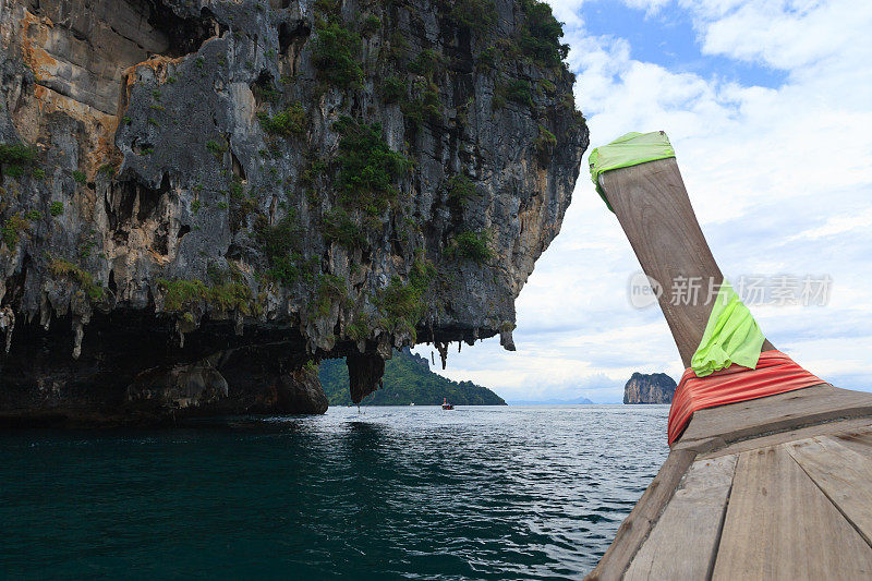 泰国甲米小岛附近的长尾船。