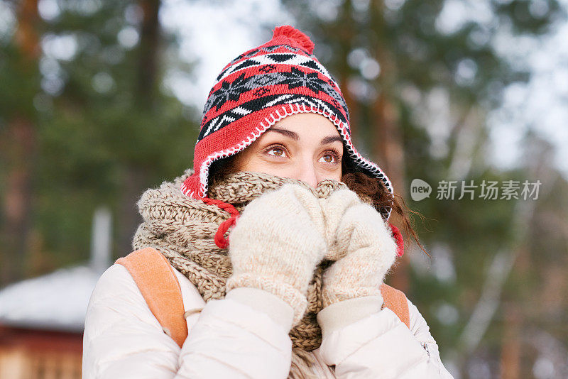 梦想中的女孩在享受冬天的霜冻