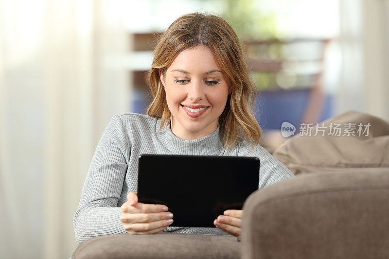 在家里用平板电脑看视频的女人