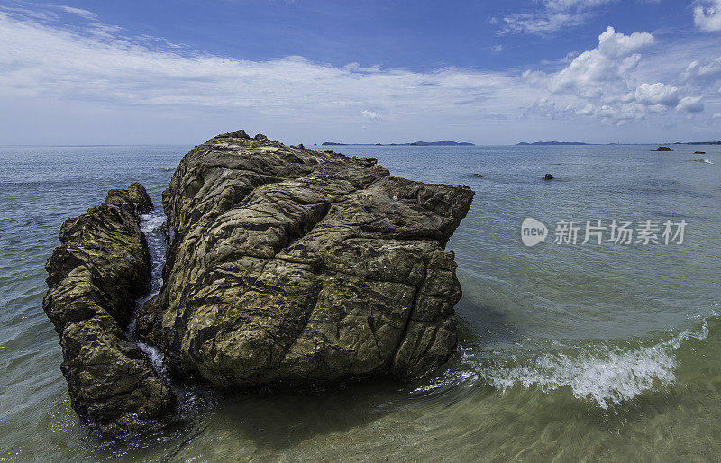 热带海滩上的岩石显示火山起源。