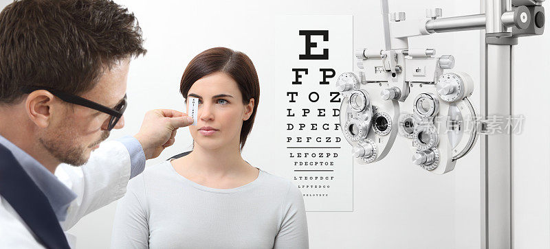 验光师检查视力，女病人指着表，眼睛检查测试